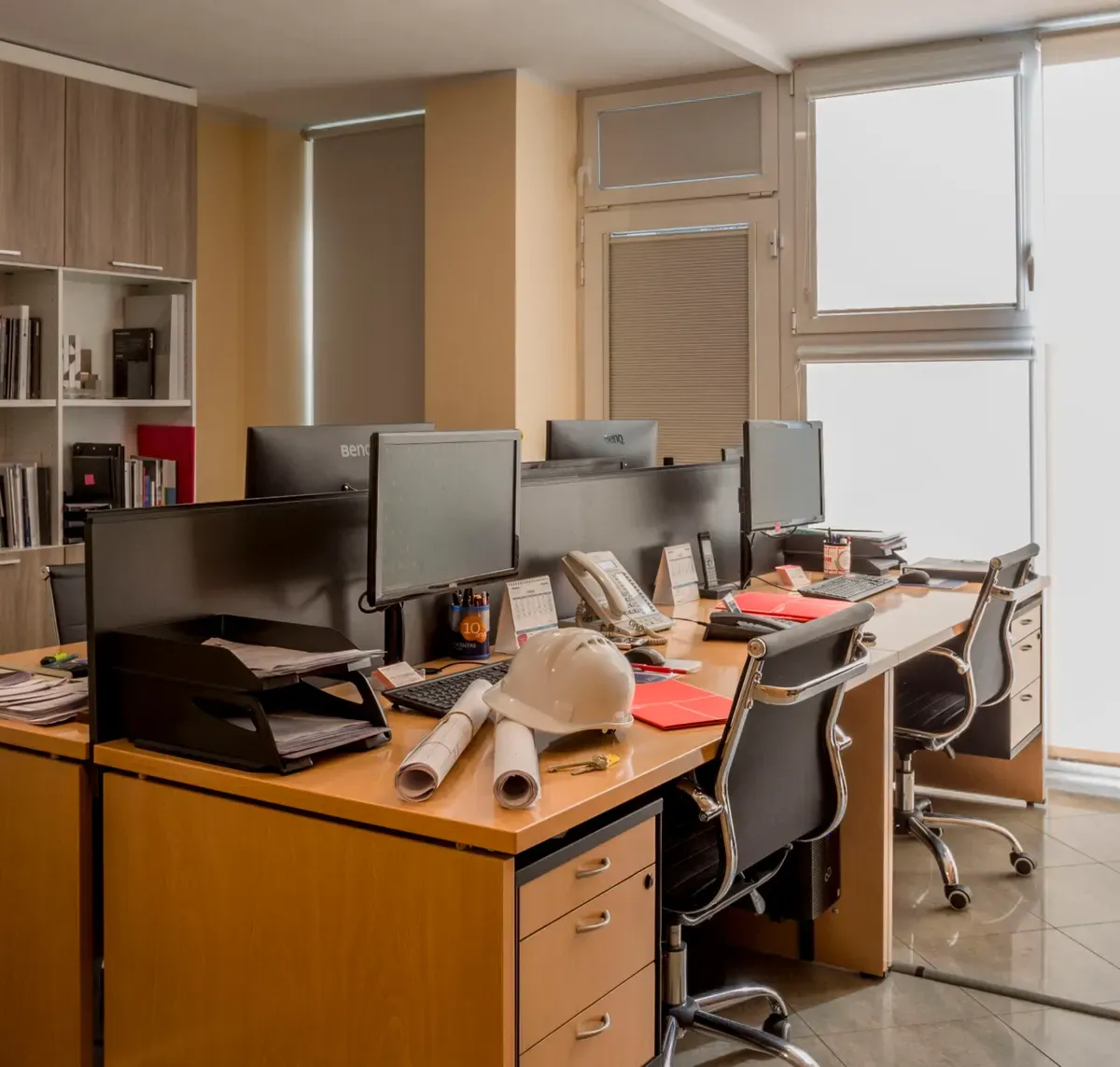 Oficina técnica de Edificaciones Moreno, con los planos y el casco sobre la mesa