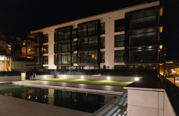 Promoción entregada de Edificaciones Moreno con piscina, al anochecer