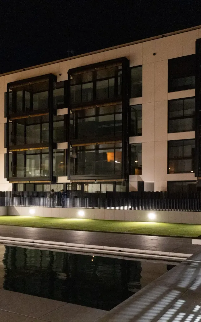 Promoción entregada de Edificaciones Moreno con piscina, al anochecer